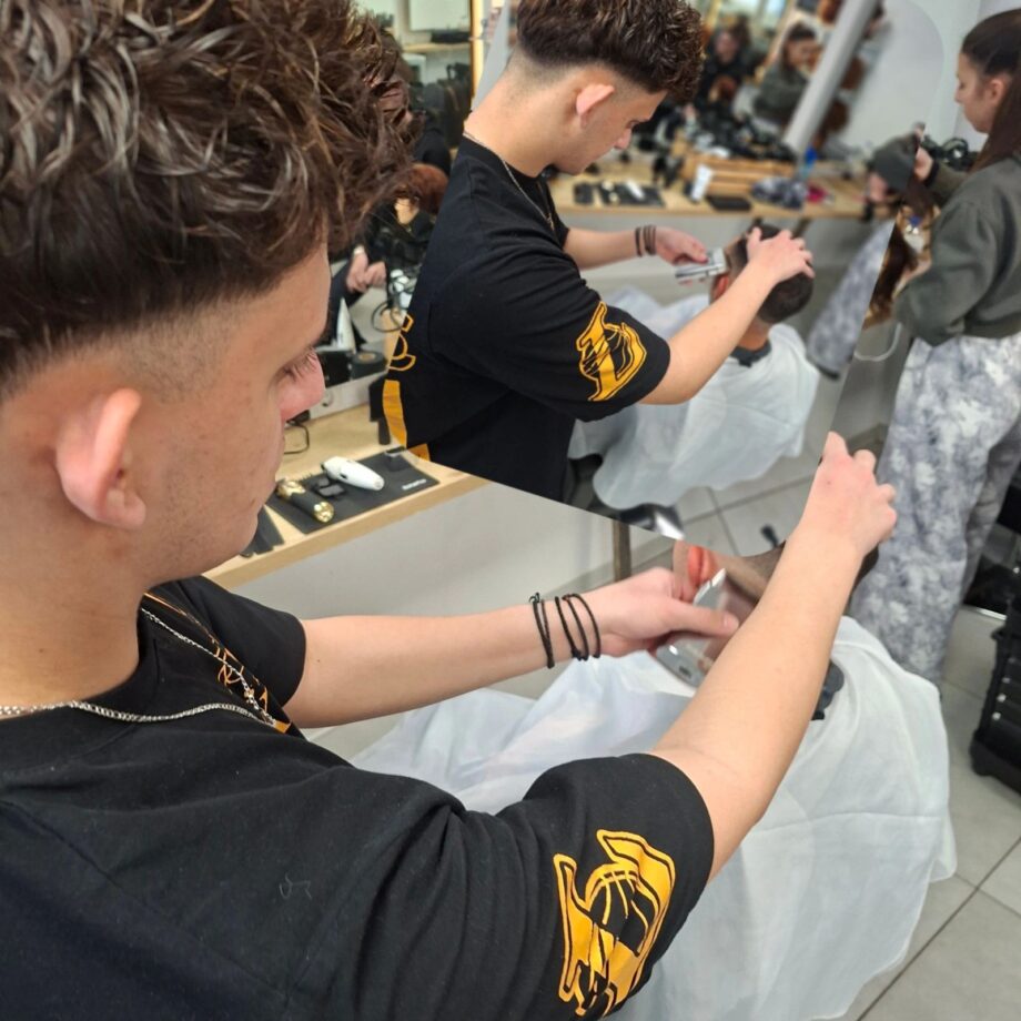 &Upsilon;&pi;&eta;&rho;&epsilon;&sigma;ί&epsilon;&sigmaf; BarberShop